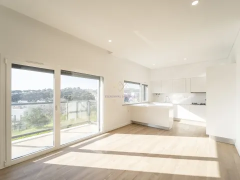 Bright 2 bedroom apartment with large balcony and 2 parking spaces, in Odivelas