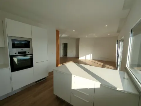 Bright 2 bedroom apartment with large balcony and 2 parking spaces, in Odivelas