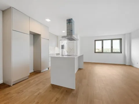 T2 com Parqueamento e Acabamentos Modernos, na Apelação, Loures