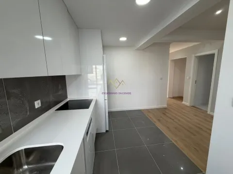 Refurbished 3 bedroom apartment in Damaia