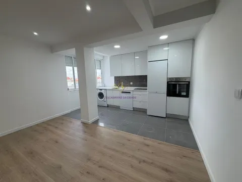 Refurbished 3 bedroom apartment in Damaia