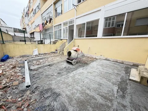 Apartamento com Terraço em Queluz