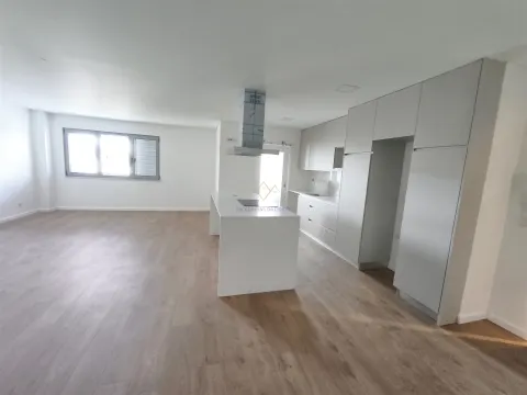 Apartamento T2 com 1 lugar de estacionamento, na Apelação, Loures