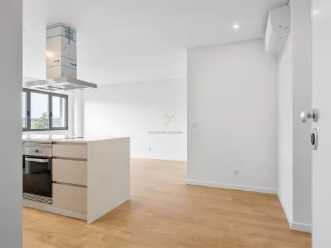 Onde o Conforto Encontra a Qualidade de Vida – T2 com Parqueamento, Apelação, Loures