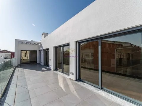 Nouvel appartement de 3 chambres avec terrasse inséré dans un petit condominium avec piscine et salle de sport à Loures - Parque Cidade