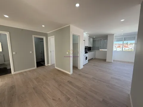 Excelente T4 Remodelado na Damaia em ótima rua