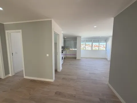 Excelente T4 Remodelado na Damaia em ótima rua