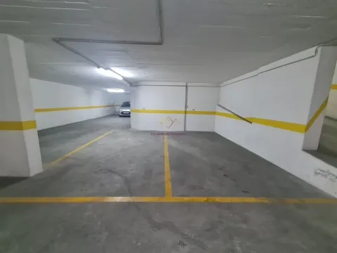 Parqueamentos para venda na Rua de São Domingos Benfica