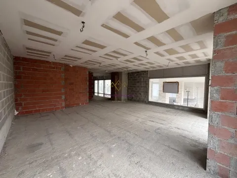 Store with 224 m2 and 3 parking spaces, in Lumiar