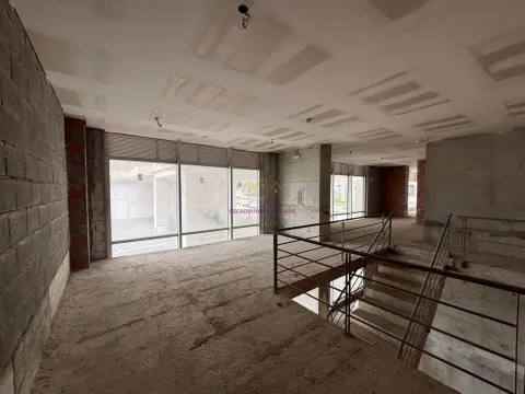 Store with 224 m2 and 3 parking spaces, in Lumiar