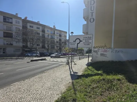 Parcelle de terrain avec projet approuvé et licences à payer à Amadora - Venteira