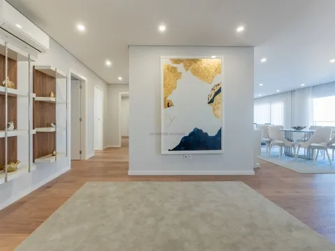 T4 with 207 m² | 2 Suites | River View | Garage | Bom Sucesso, Alverca