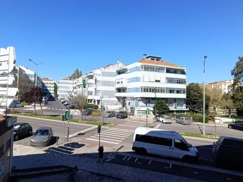 T3 com 2 Terraços em Massamá - em fase de remodelação