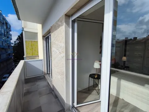 Fully refurbished charming 3 bedroom apartment with views of Monsanto and Benfica Forest