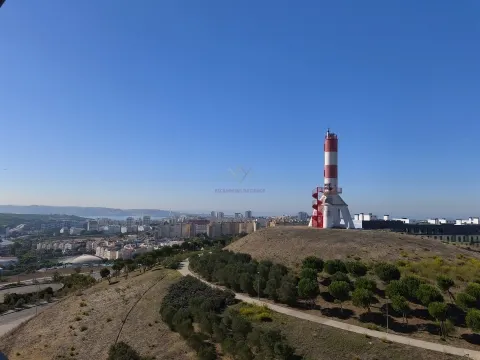 Elegância e Conforto em Carnaxide: T2 com Varandas, 2 Lugares de Garagem e Piscina
