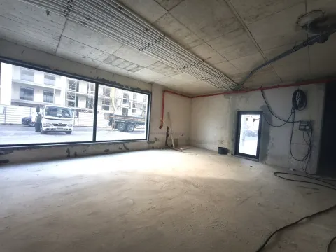 Invista Onde o Crescimento Está a Acontecer – Loja com 2 lugares de estacionamento e Arrecadação