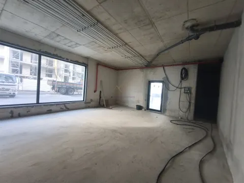 Invista Onde o Crescimento Está a Acontecer – Loja com 2 lugares de estacionamento e Arrecadação