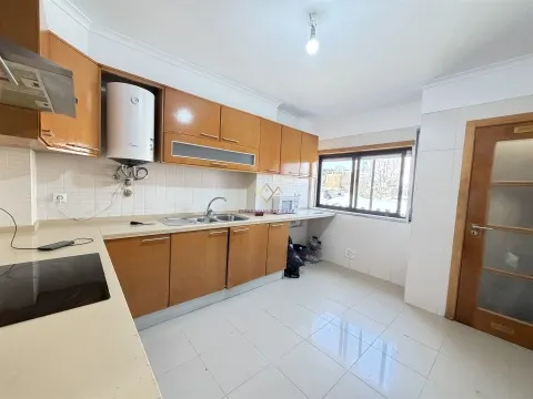 T3 Com ótimas áreas e bem localizado em Rio de Mouro