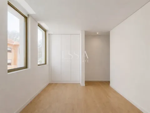 LUXURY 4 bedroom TRIPLEX villa with terrace, garden, swimming pool in the center of Matosinhos Sul