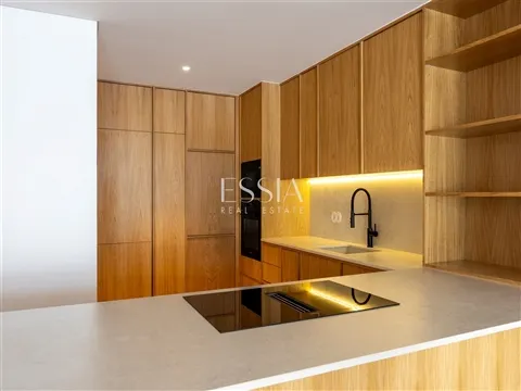 Moradia T4 Triplex com terraço, jardim e piscina no centro de Matosinhos Sul