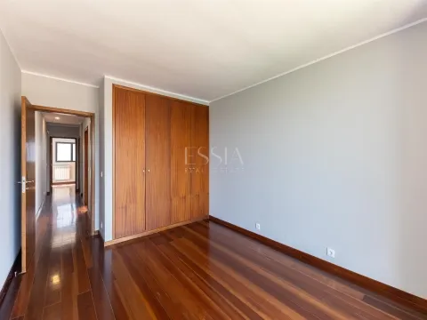 Moradia T4+2 com Varandas e Terraço Vistas Rio Douro