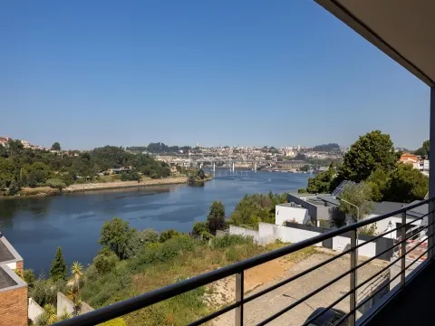 Moradia T4+2 com Varandas e Terraço Vistas Rio Douro