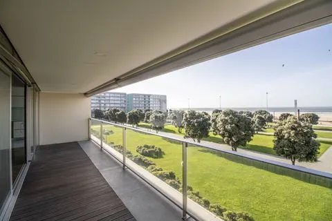 Four bedroom apartment with balcony and sea views in Matosinhos Sul