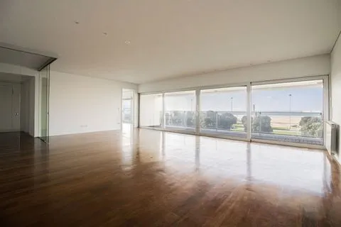Four bedroom apartment with balcony and sea views in Matosinhos Sul