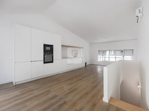 Moradia Triplex T3+1 com Varandas e Garagem no Marquês