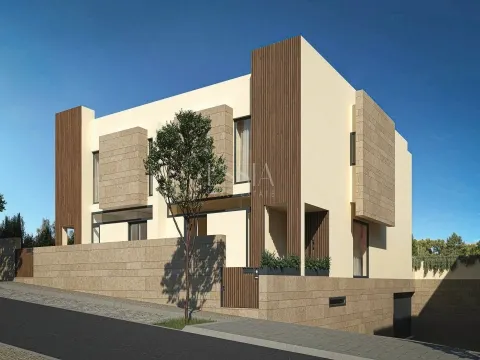 Five bedroom villa with swimming pool and deck at São Félix da Marinha