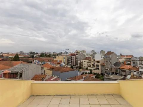 Apartamento triplex reformado de 2 dormitorios con terraza en Serpa Pinto, Oporto