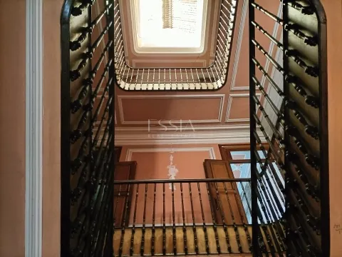 Immeuble à Rénover sur la Praça da República, Porto