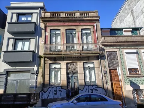 Immeuble à Rénover sur la Praça da República, Porto