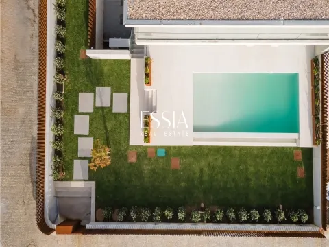 4-Bedroom Villa with Pool on the Seafront in Gaia