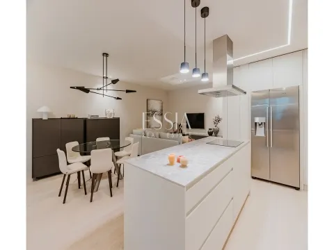 Apartamento T3 com Terraço em Primeira Linha de Mar
