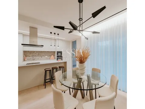 Apartamento T3 com Varanda em Primeira Linha de Mar