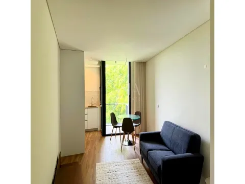 Apartamento de 1 dormitorio con balcones y garaje en alquiler en Campo Alegre