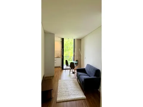 Apartamento de 1 dormitorio con balcones y garaje en alquiler en Campo Alegre