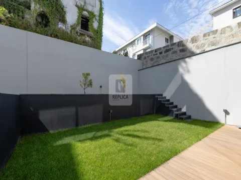 Moradia Geminada T3+1 com Jardim e Três Frentes na Boavista