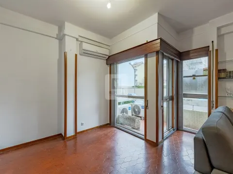 Apartamento T4 com Garagem Box entre o Marquês e P. Sá Carneiro