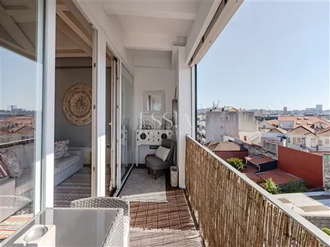 Furnished Mezzanine Studio in Porto with AL Licence