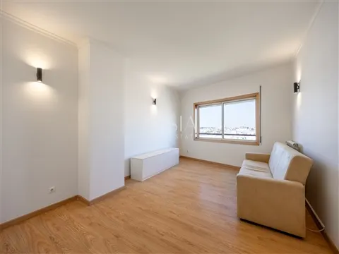Apartamento T1 próximo ao Pólo Universitário com Garagem e Arrumos