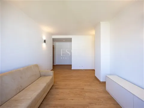 Apartamento T1 próximo ao Pólo Universitário com Garagem e Arrumos
