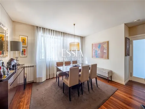 4-Bedroom Apartment in Matosinhos Sul with Parking