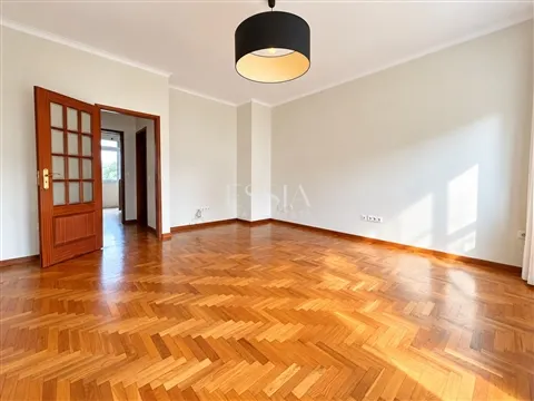 Apartamento T2 Remodelado com Varandas na Boavista