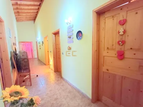 Casa de 3 dormitorios con piscina y terreno - ¡Buen Suceso!
