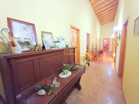 Casa de 3 dormitorios con piscina y terreno - ¡Buen Suceso!