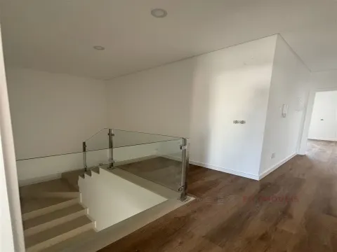 Moradia T4 situada no Pinhal Conde da Cunha com 3 suites, piscina, acabamentos de Alto padrão