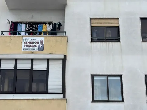 Apartamentos T2 situado em Paio Pires, sala, cozinha, 1 Wc, 2 despensas