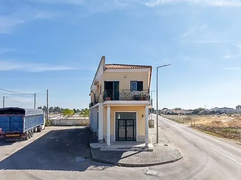 Moradia T4 com 2 pisos em Foros de Salvaterra